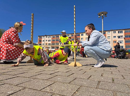 Dzieci przechodzą pod poprzeczką