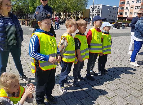 Chłopcy obserwują rówieśników