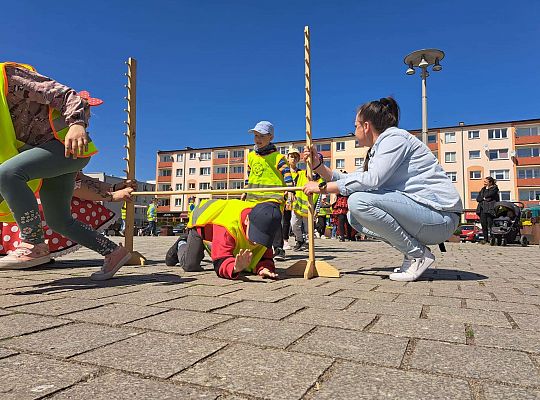 Dzieci przechodzą pod poprzeczką