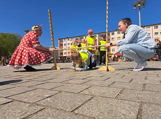 Dzieci przechodzą pod poprzeczką