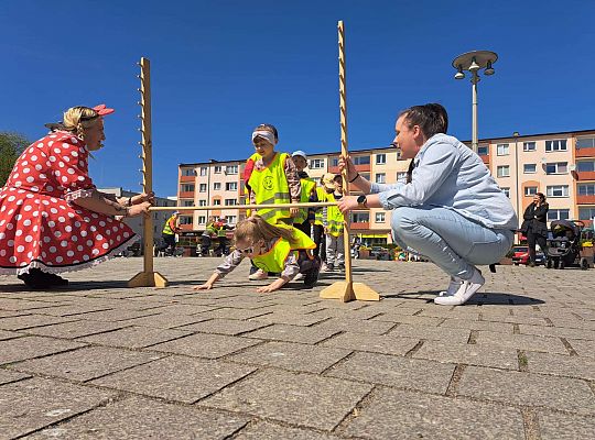 Dzieci przechodzą pod poprzeczką