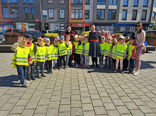 Grupa dzieci za Paniami