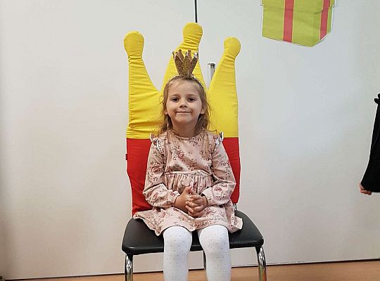 jubilatka siedzi na krześle.