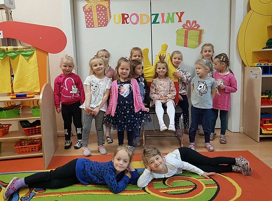 Jubilatka z koleżankami z grupy