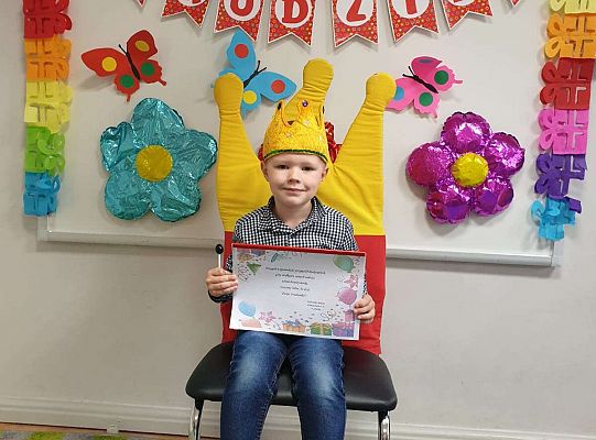 Solenizanta na tle dekoracji