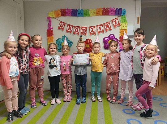 Grupa dziewczynek z solenizantem