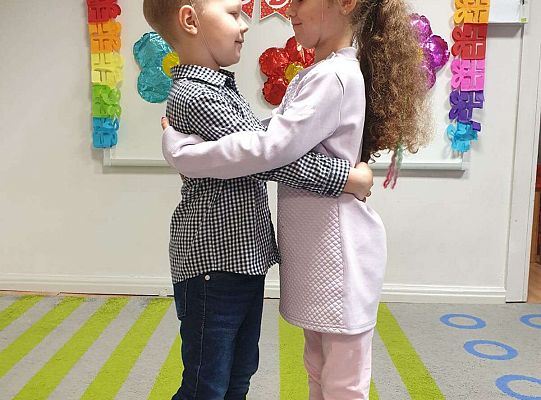 Dziewczynka składa życzenia solenizantowi