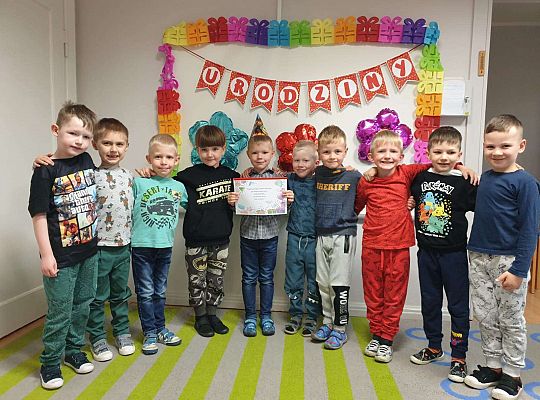 Grupa chłopców z solenizantem