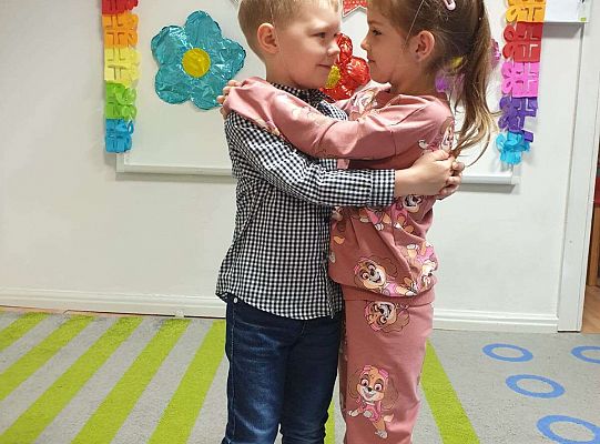 Dziewczynka składa życzenia solenizantowi