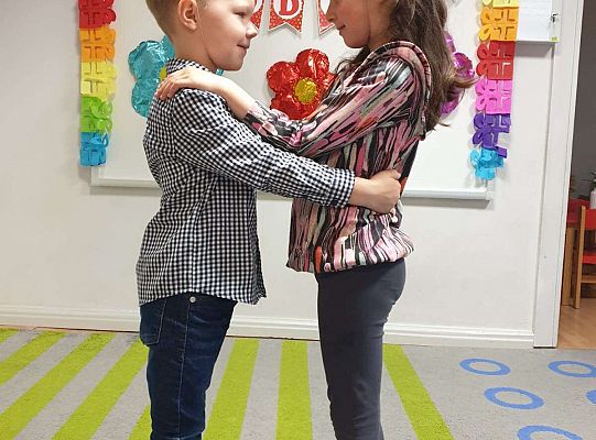 Dziewczynka składa życzenia solenizantowi