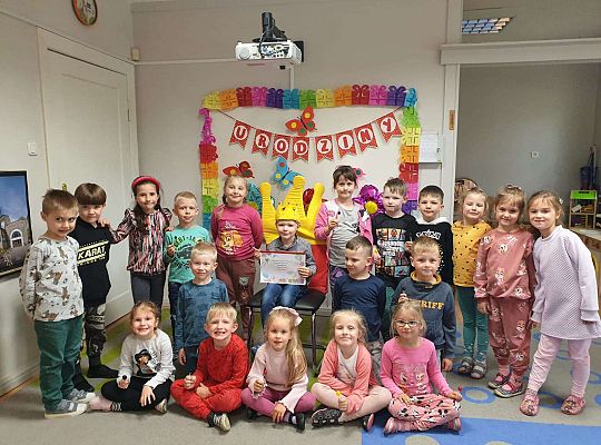 Grupa dzieci z solenizantem