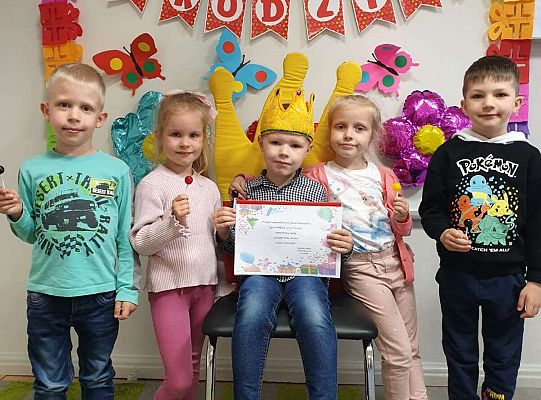 Grupa dzieci z solenizantem