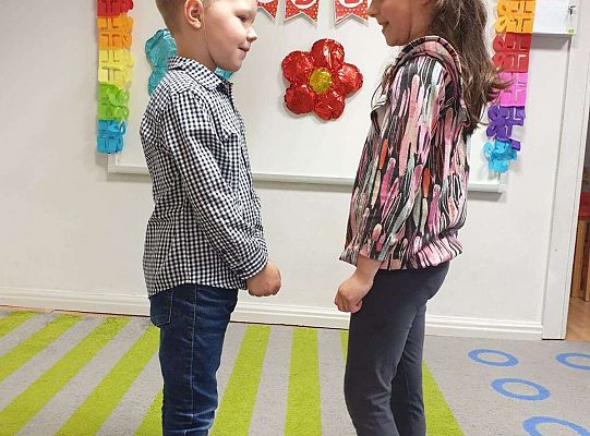 Dziewczynka składa życzenia solenizantowi