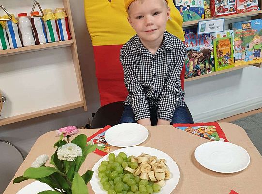 Solenizant przy urodzinowym stole