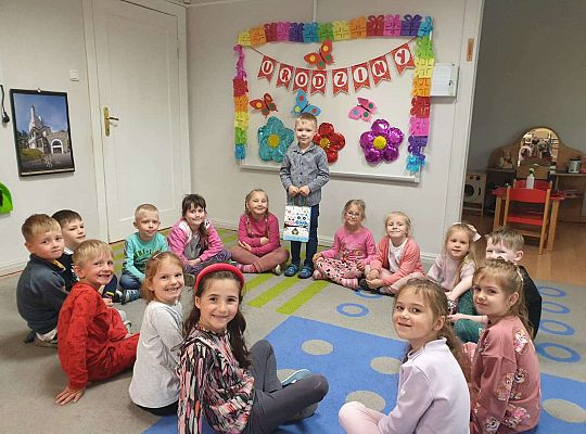 Grupa dzieci z solenizantem