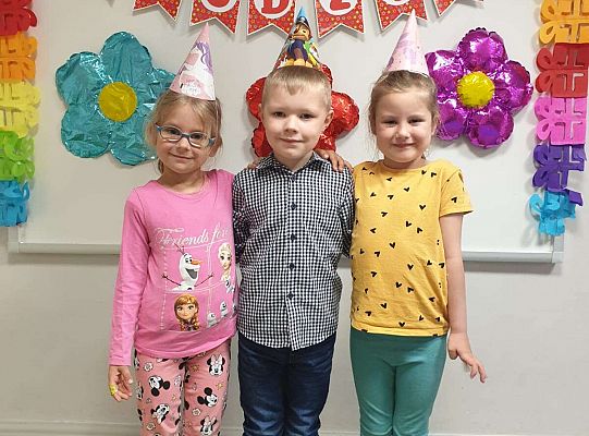 Dziewczynki z solenizantem