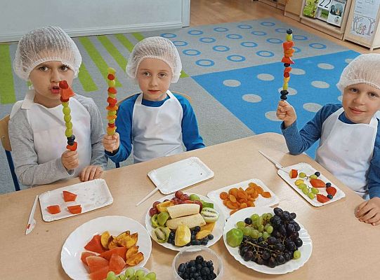 Dzieci prezentują wykonane przez siebie szaszłyki