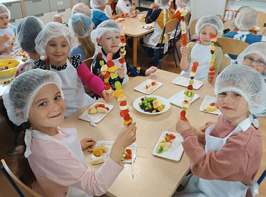 Dzieci robią owocowe szaszłyki
