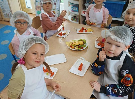 Dzieci robią owocowe szaszłyki