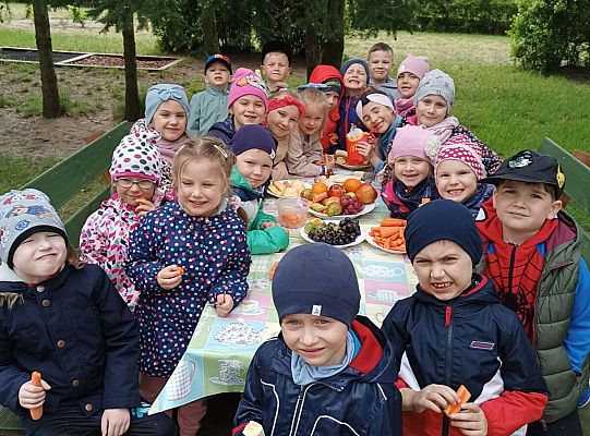 Owocowy poczęstunek na placu przedszkolnym