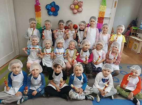 Grupa dzieci z szaszłykami