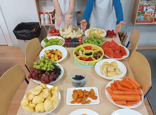 Chłopcy prezentują owoce do szaszłyków