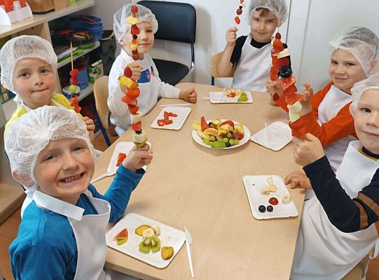 Dzieci prezentują wykonane przez siebie szaszłyki