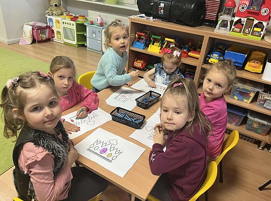 Dzieci kolorują koronę