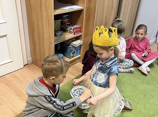 jubilatka częstuje dzieci cukierkami