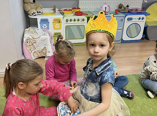 jubilatka częstuje dzieci cukierkami