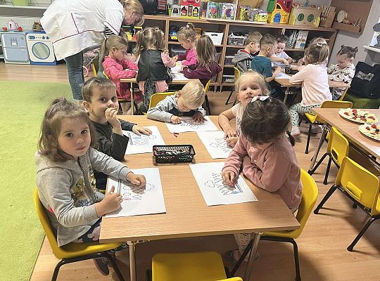 Dzieci kolorują koronę