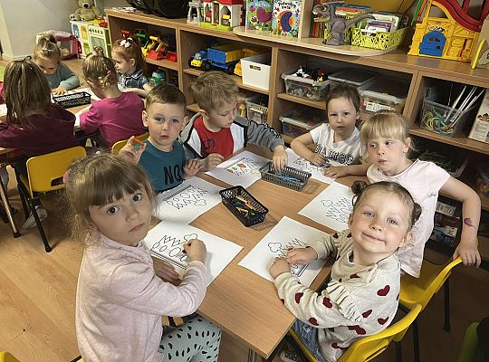 Dzieci kolorują koronę