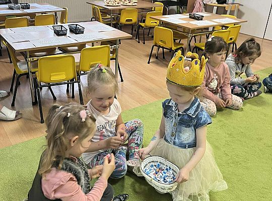 jubilatka częstuje dzieci cukierkami