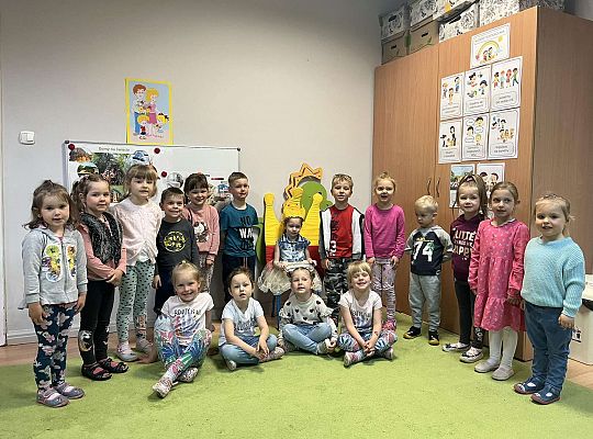 Dzieci ustawione do zdjęcia grupowego