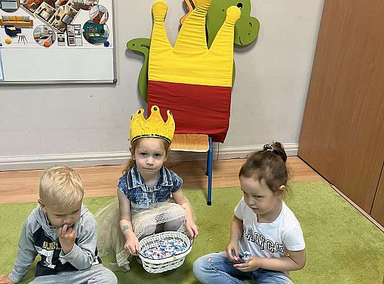 jubilatka częstuje dzieci cukierkami