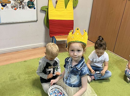 jubilatka częstuje dzieci cukierkami