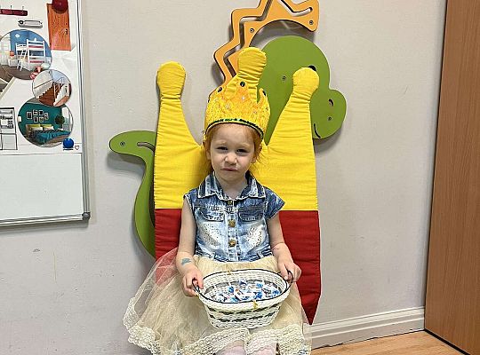 Jubilatka siedzi na tronie