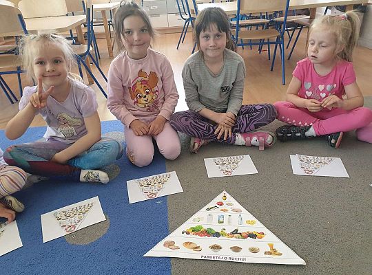 Dzieci zapoznają się z piramidą zdrowia