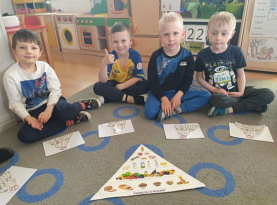 Dzieci zapoznają się z piramidą zdrowia