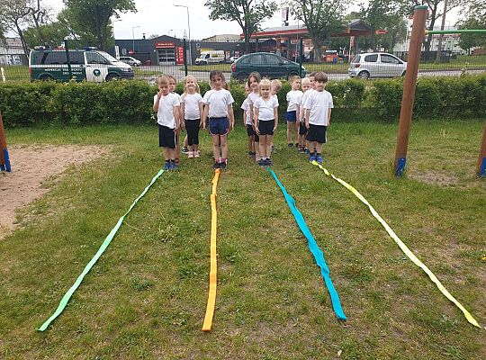 Dzieci podczas konkurencji sportowych