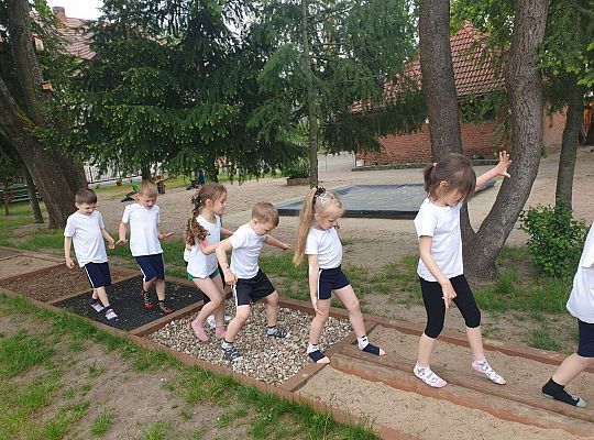 Dzieci na ścieżce sensorycznej