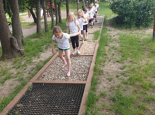 Dzieci na ścieżce sensorycznej