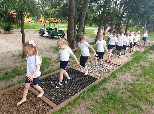 Dzieci na ścieżce sensorycznej