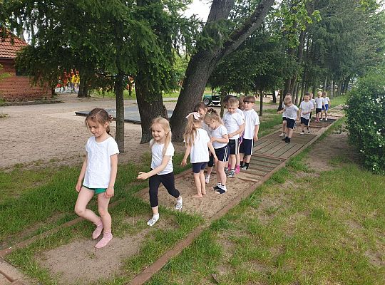 Dzieci na ścieżce sensorycznej