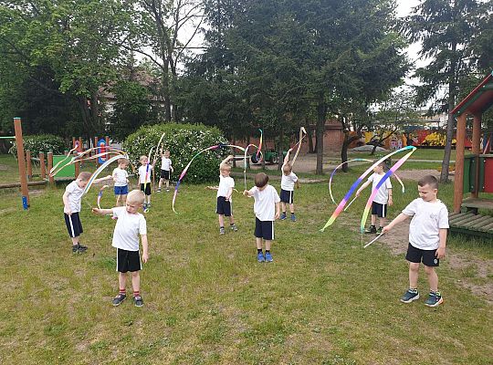 Dzieci podczas konkurencji sportowych
