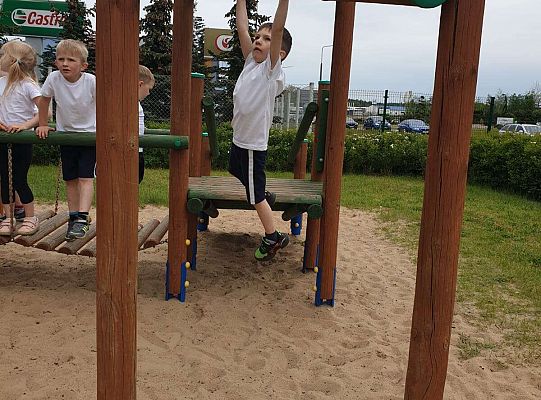 Dzieci podczas konkurencji sportowych