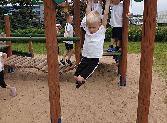 Dzieci podczas konkurencji sportowych