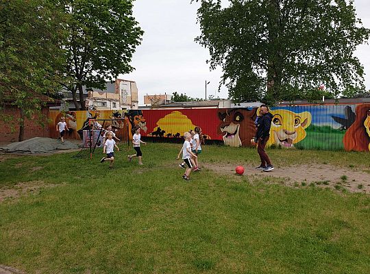 Dzieci grają w piłkę nożną