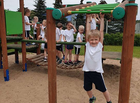 Dzieci podczas konkurencji sportowych