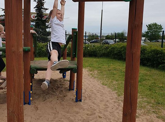 Dzieci podczas konkurencji sportowych